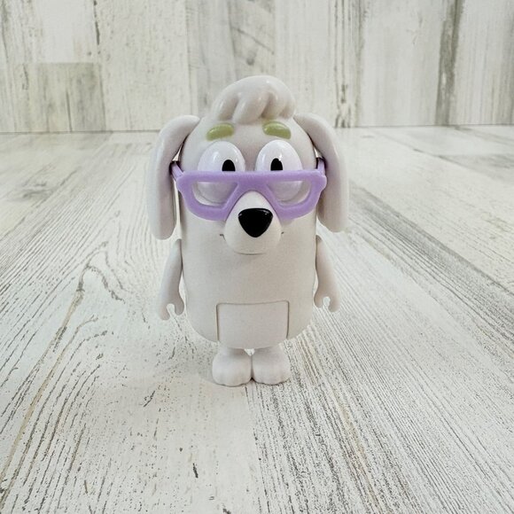 Bluey Action Figure DOREEN White Great Pyrenees Neighbor Granny RARE New - Picture 1 of 7